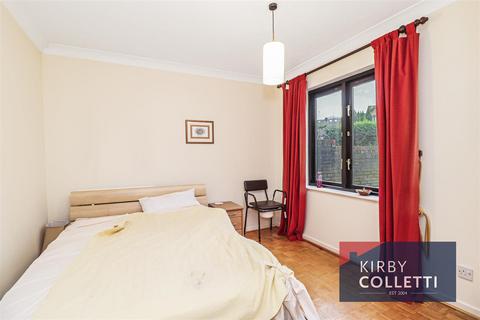 2 Hazel Close, Waltham Cross, EN7 6NJ