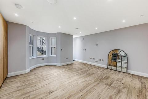 2 bedroom flat for sale, Birkbeck Avenue, London