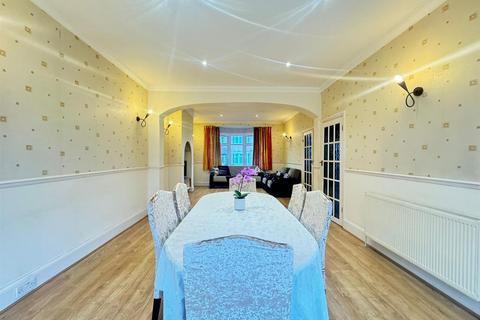 4 bedroom end of terrace house for sale, Hamilton Avenue, Ilford