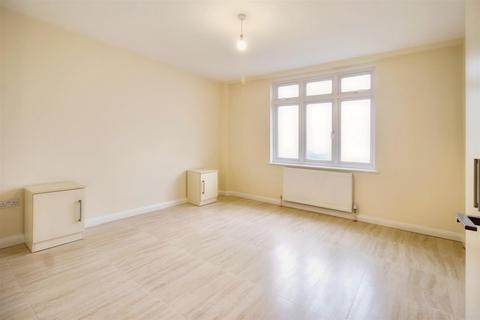 2 bedroom flat to rent, Glendale Gardens, Leigh-On-Sea