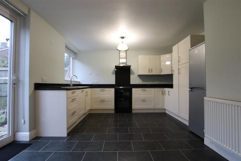 3 bedroom terraced house to rent, North Walls, Chichester