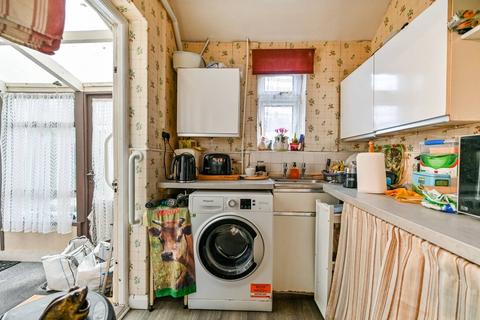 Lisbon Avenue, Twickenham, TW2