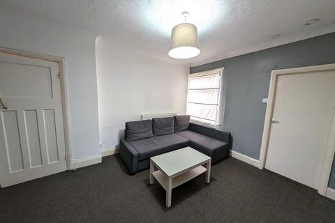 3 bedroom flat to rent, Simonside Terr, Heaton NE6