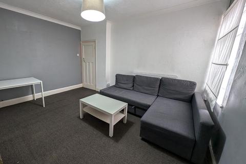 3 bedroom flat to rent, Simonside Terr, Heaton NE6