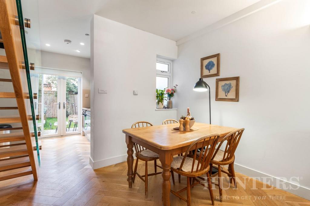 Flat 32, Chesthunte Road N17 7 PU 4.jpg