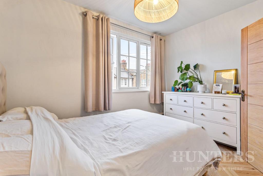 Flat 32, Chesthunte Road N17 7 PU 11.jpg