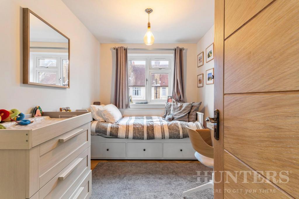 Flat 32, Chesthunte Road N17 7 PU 7.jpg