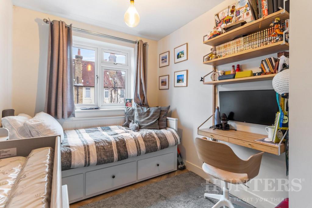 Flat 32, Chesthunte Road N17 7 PU 8.jpg