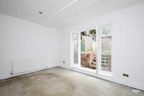 2 bedroom flat for sale, Girdlers Road, London