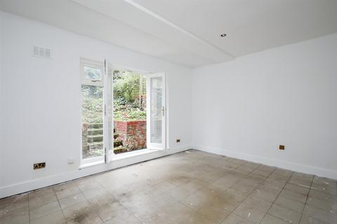 2 bedroom flat for sale, Girdlers Road, London