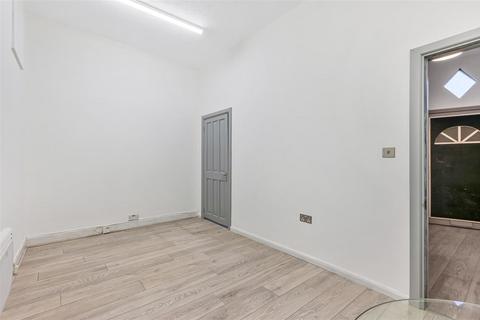 Studio to rent, Merton Road, Wimbledon SW19