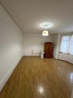 Studio to rent, Mayfield Avenue, Woodford Green, IG8