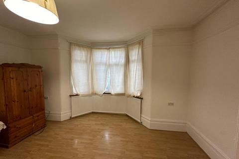 Studio to rent, Mayfield Avenue, Woodford Green, IG8