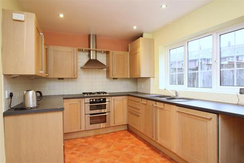 2 bedroom terraced house to rent, Grangewood Close, Brentwood