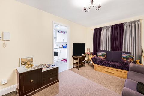 1 bedroom ground floor flat for sale, Lyndale Court, London Road, Redhill