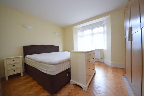 3 bedroom flat to rent, Gaskell Street, Clapham SW4