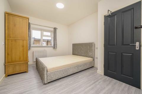 Studio to rent, Cromwell Road, Hounslow TW3