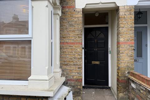 2 bedroom ground floor flat to rent, Pulteney Road, London E18