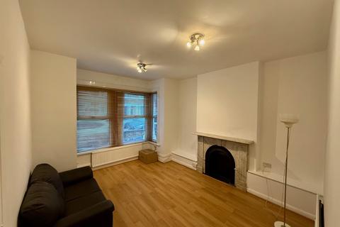 2 bedroom ground floor flat to rent, Pulteney Road, London E18