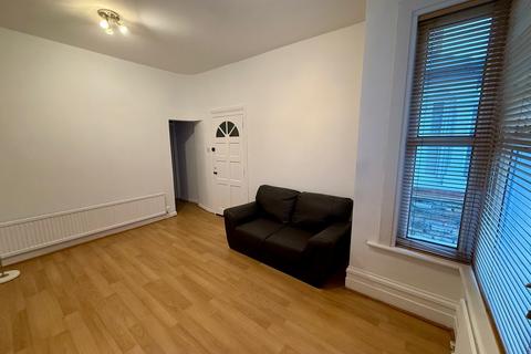 2 bedroom ground floor flat to rent, Pulteney Road, London E18