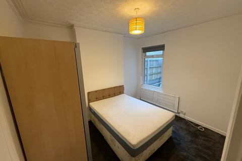 2 bedroom ground floor flat to rent, Pulteney Road, London E18