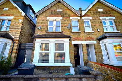 2 bedroom ground floor flat to rent, Pulteney Road, London E18