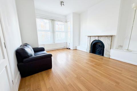 2 bedroom ground floor flat to rent, Pulteney Road, London E18