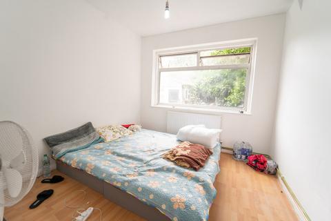 2 bedroom ground floor maisonette to rent, Balfour Road, Southall