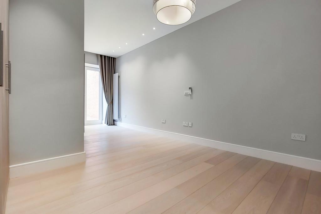 6 Main Bedroom-2