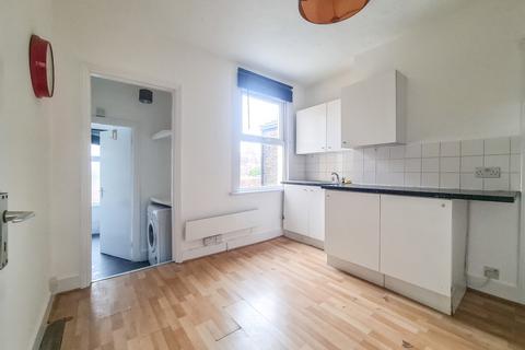 Studio to rent, Terront Road, London N15