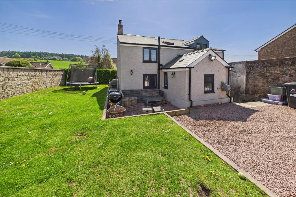 Beautiful 3 bedroom detached home in village loca