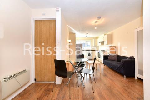 3 bedroom apartment to rent, Ambassador Square, London E14