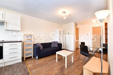 3 bedroom apartment to rent, Ambassador Square, London E14