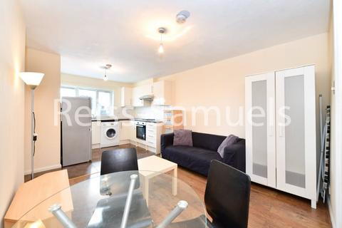 3 bedroom apartment to rent, Ambassador Square, London E14