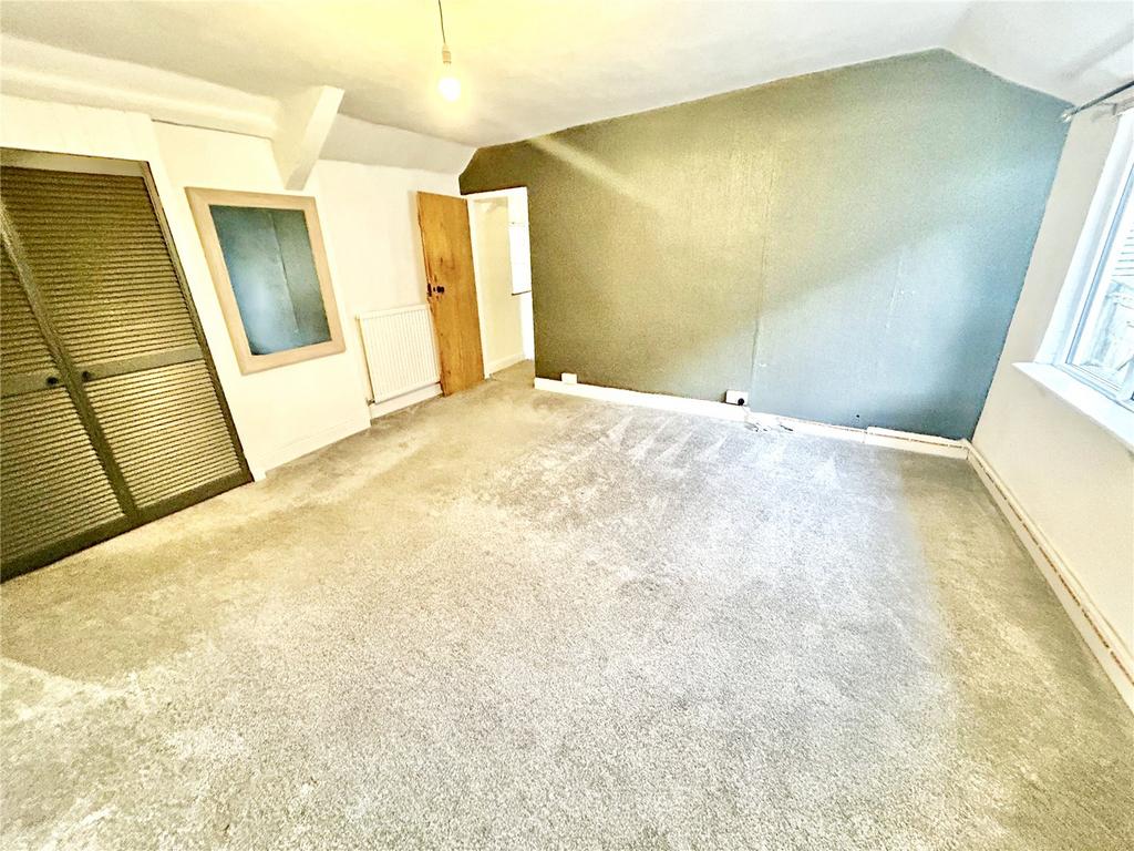 https://media.onthemarket.com/properties/16271195/1523271183/image-5-1024x1024.jpg