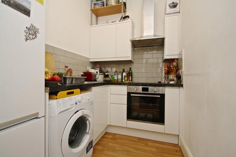 3 bedroom apartment to rent, Cobourg Road, London SE5