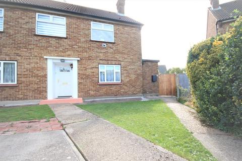 2 bedroom maisonette to rent, Dunedin Road, Rainham