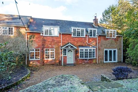 4 bedroom link detached house to rent, Tilford Road, Hindhead