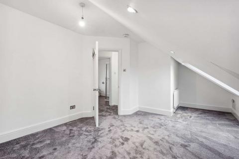 3 bedroom flat to rent, Burntwood Lane, London SW17