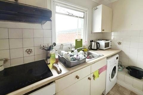 2 bedroom flat to rent, St. Judes Road, Egham TW20