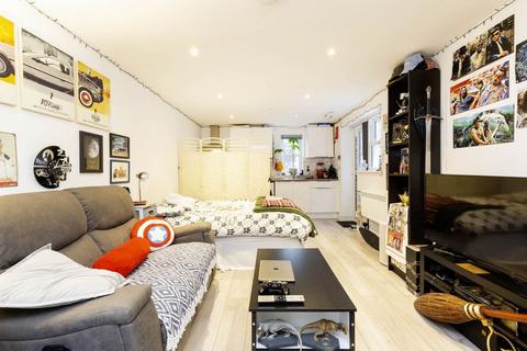 Studio to rent, W9