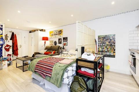 Studio to rent, W9