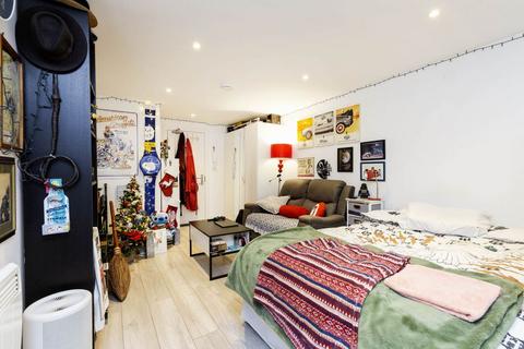 Studio to rent, W9