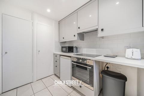 27 Harkness Close, Romford, RM3 9NX