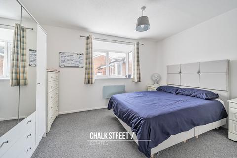 27 Harkness Close, Romford, RM3 9NX