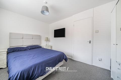 27 Harkness Close, Romford, RM3 9NX
