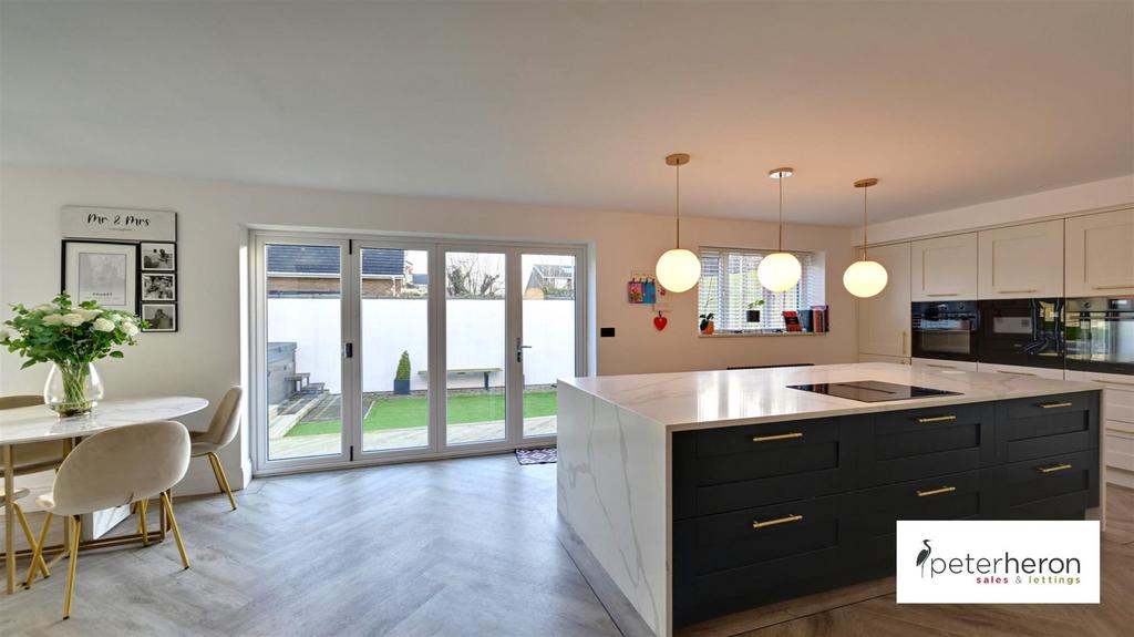 Open Plan Dining Kitchen &amp; Family Area