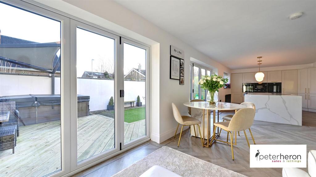 Open Plan Dining Kitchen &amp; Family Area