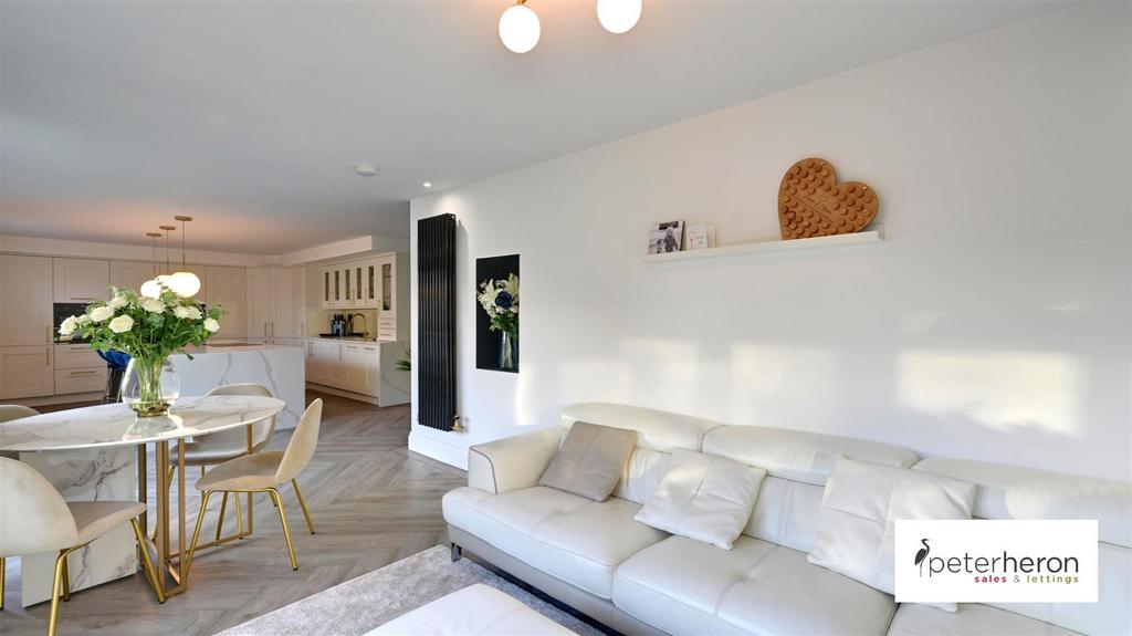 Open Plan Dining Kitchen &amp; Family Area