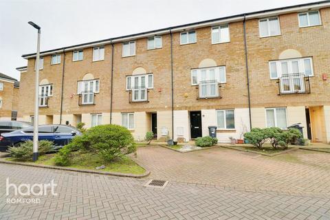 5 bedroom townhouse to rent, Quarles Park Road, Romford